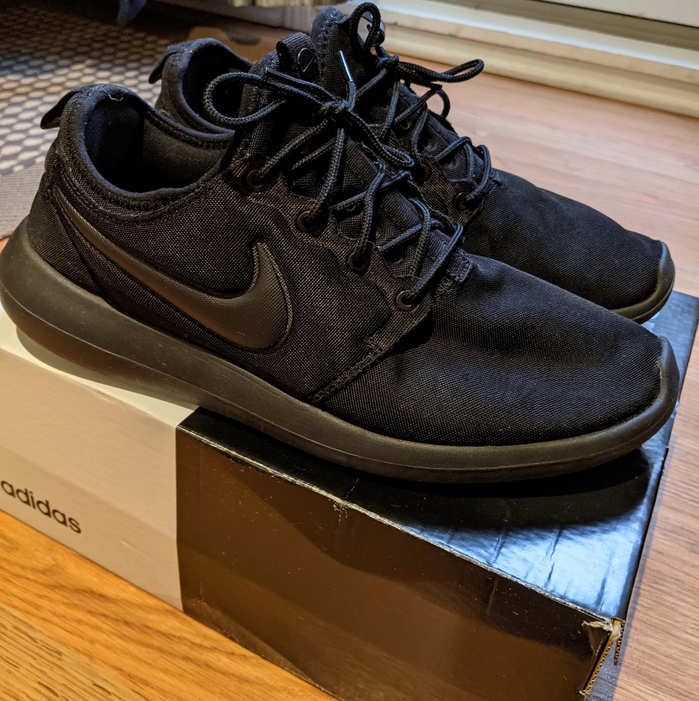 Triple Black Nike Roshe 2 sz 9.5